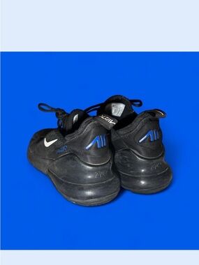 Nike Air Max 270 shoes in black